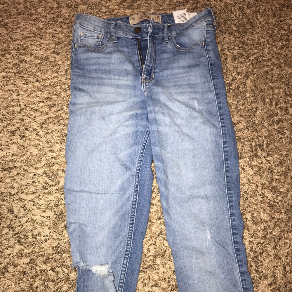 Hollister 1R High Rise Ripped Jeans $10